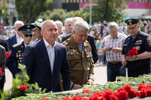 Средний Урал встретил День ВДВ торжественным митингом и возложением цветов