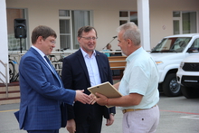 Поликлиникам Среднего Урала передали более 60 новых автомобилей