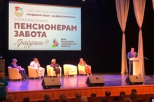 Шесть семейных пар получили знаки «Совет да любовь»