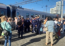 В Екатеринбург прибыла очередная группа вынужденных переселенцев с Донбасса В Екатеринбург прибыла очередная группа вынужденных переселенцев с Донбасса