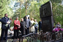 Установлен памятник писателю Владиславу Крапивину в Екатеринбурге