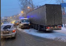 Грузовик сбил екатеринбурженку, которая переходила дорогу на зеленый