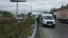 В Екатеринбурге водитель грузовика вылетел в кювет и погиб В Екатеринбурге водитель грузовика вылетел в кювет и погиб
