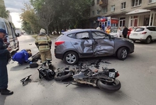 Мотоциклист на большой скорости врезался в иномарку в районе ЖБИ Екатеринбурга