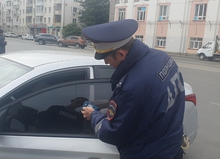 В Екатеринбурге на 12 суток арестовали водителя, который не хотел снимать тонировку