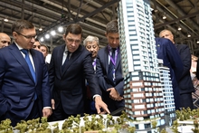 Евгений Куйвашев и Владимир Якушев осмотрели экспозицию 100+ TechnoBuild