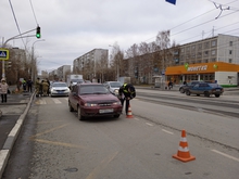 В Екатеринбурге бабушка переводила внука через дорогу на «красный» и угодила под машину