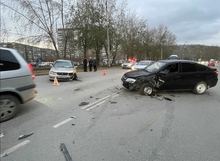 В Екатеринбурге водитель умер за рулем, его машина выехала на встречную полосу