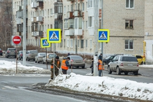 Коммунальщики устраняют наледь на тротуарах Екатеринбурга