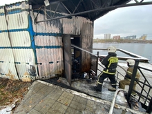 На улице Гражданской в центре Екатеринбурга загорелась лодочная станция
