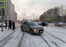 В Екатеринбурге иномарку отбросило на школьницу, которая на перекрестке ждала зеленого сигнала светофора