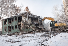 На площадке КРТ в Екатеринбурге снесли первый ветхий дом