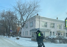 В морозную погоду сотрудники ГИБДД помогли водителю, у которого сломался большегруз на свердловской трассе