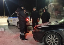 Полиция Ивделя в 30-градусный мороз спасла на трассе замерзавшую семью из ХМАО