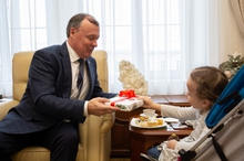 Алексей Орлов исполнил новогоднее желание девочки из интерната