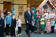 Евгений Куйвашев поздравил юных гостей новогодней елки в резиденции губернатора