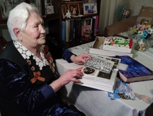 Ветерана ВОВ из Каменска-Уральского поздравили со 100 летним юбилеем концертом