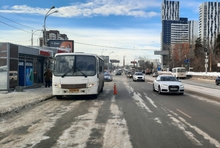 Из-за маршрутки, которая резко затормозила, пострадала 17-летняя екатеринбурженка