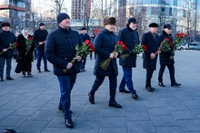 Руководители региона возложили цветы к памятнику первому Президенту России
