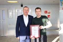 Алексей Орлов навестил футбольного тренера, спасшего детей во время коммунальной аварии в Екатеринбурге