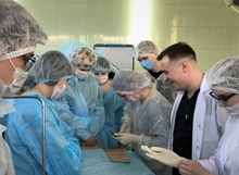 Врач Артемовской центральной районной больницы провел для школьников мастер-класс в операционной