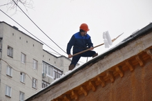 Свердловским ТСЖ напоминают, что пора провести очистку крыш домов от снега и наледи