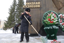 Курсанты суворовского училища в Екатеринбурге очистили памятник разведчика Николая Кузнецова