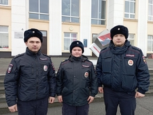 В Нижнем Тагиле транспортные полицейские спасли женщину, которая пыталась спрыгнуть с моста под поезд