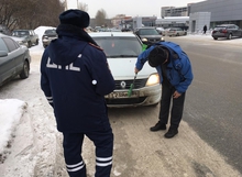 Госавтоиспекторы ловят водителей, закрывающих номера на машинах
