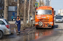 Коммунальщики Екатеринбурга еще вывозят снег из города и уже пылесосят тротуары