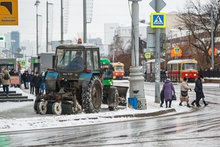 ГИБДД предупреждает о гололеде на дорогах после ночного дождя в столице Урала