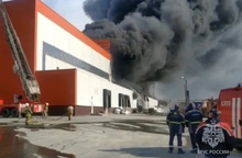 В Арамили горит здание научно-производственного комплекса