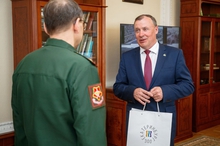 Алексей Орлов вручил военному хирургу-участнику СВО сертификат на лечение в санатории Алексей Орлов вручил военному хирургу-участнику СВО сертификат на лечение в санатории