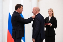 Евгений Куйвашев вручил государственные награды и знаки отличия выдающимся уральцам