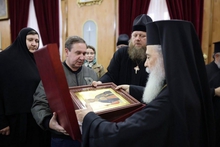Патриарху Иерусалима передали икону, написанную уральским священником