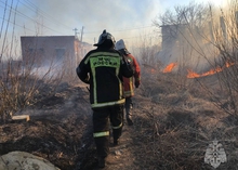 В свердловском поселке Таежный горят больше 20 домов