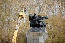 Службы благоустройства Екатеринбурга приводят в порядок памятники-символы Победы