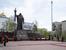 Церемония возложения цветов к памятнику «Седой Урал» прошла в Екатеринбурге