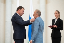 Евгений Куйвашев поблагодарил выдающихся уральцев за вклад в развитие свердловской области и вручил госнаграды и знаки отличия