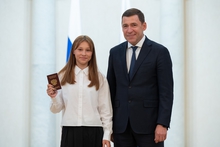 Евгений Куйвашев в преддверии Дня России вручил паспорта уральским школьникам