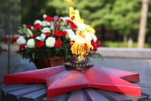 Игорь Краснов, Евгений Куйвашев, Владимир Якушев возложили цветы к Вечному огню на Широкореченском военно-мемориальном комплексе