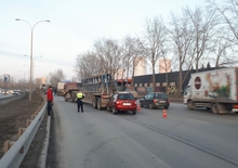 В Екатеринбурге в ДТП с грузовиками погиб пассажир легковой машины