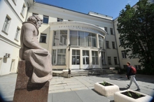 Консерватория им. Мусоргского заплатит за упавший на машину элемент фасада
