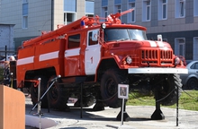 В Екатеринбурге открыли памятник в виде пожарного автомобиля