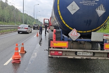 На дублере Сибирского тракта в Екатеринбурге КАМАЗ въехал в легковушку