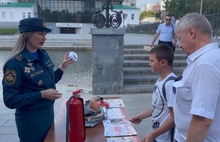 В центре Екатеринбурга спасатели МЧС провели мастер-класс по пожарной безопасности