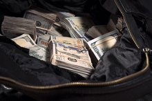 Уральские авиапассажиры пытались незаконно перевезти через границу более 32 миллионов рублей