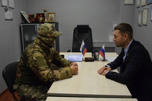 Екатеринбургский депутат Алексей Вихарев встретился с мобилизованным военным с позывным «Кэп»