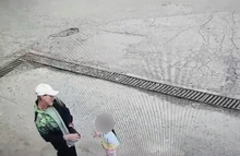 Полиция Екатеринбурга устанавливает личность мужчины, присвоившего чужой бумажник на автозаправке в городе