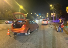 В Екатеринбурге двое подростков пострадали, попав на самокате под машину